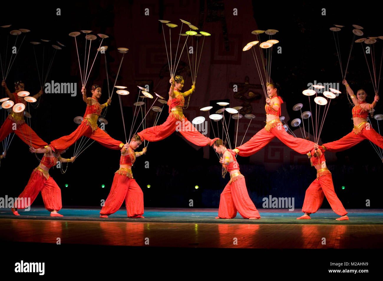 China. Peking. Chaoyang Theatre. Akrobaten mit Platten auf der Bühne. Stockfoto