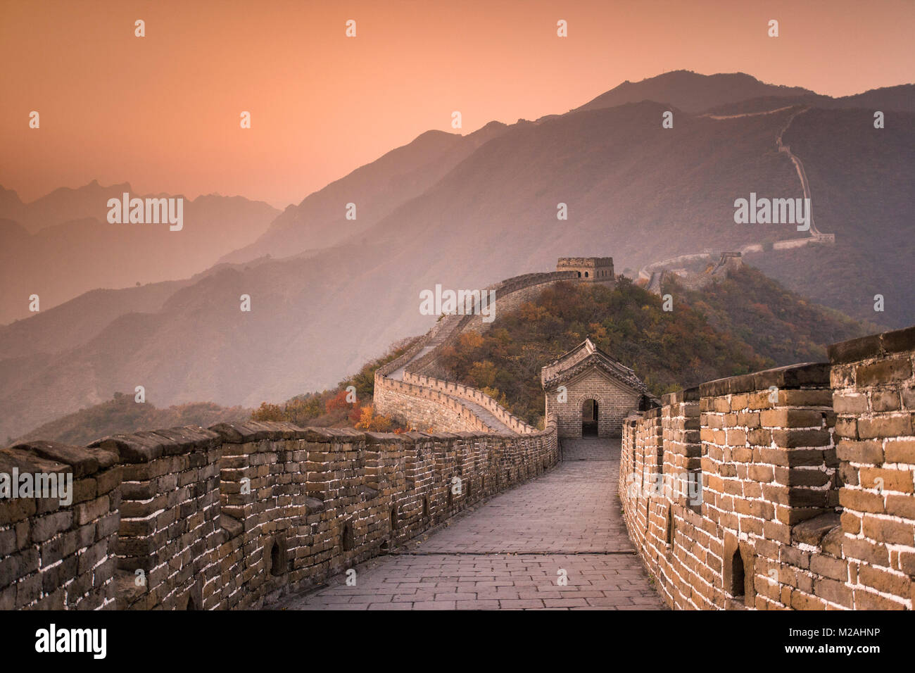 China. Mutianyu, in der Nähe von Beijing. Die Große Mauer. Sonnenuntergang. UNESCO-Weltkulturerbe. Stockfoto