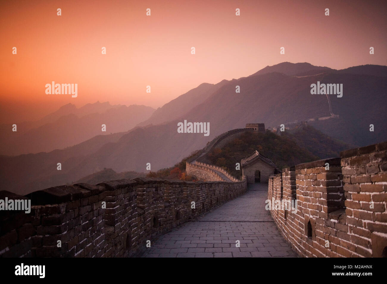 China. Mutianyu, in der Nähe von Beijing. Die Große Mauer. UNESCO-Weltkulturerbe. Herbst. Sonnenuntergang. Stockfoto