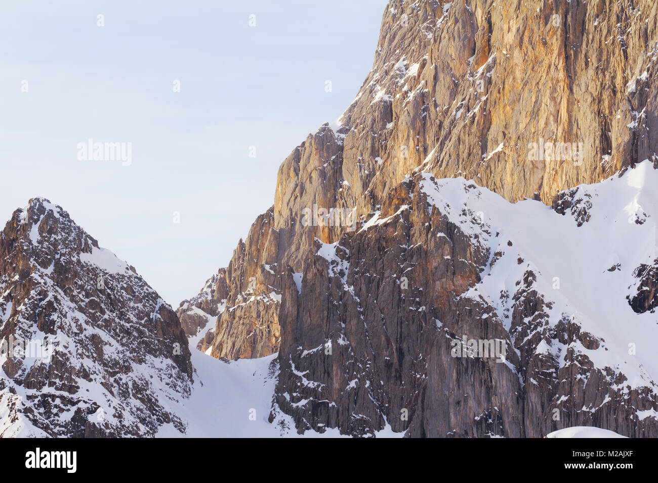 Rocky Mountain Mauer mit Schnee Stockfoto