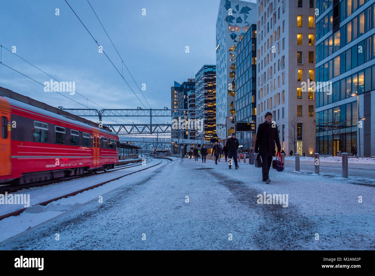 Zug passiert den Barcode Bezirk, einem neuen Geschäftsviertel im Zentrum von Oslo Norwegen Stockfoto