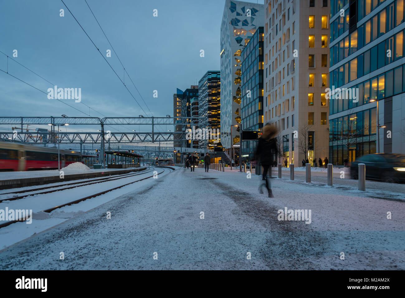 Zug passiert den Barcode Bezirk, einem neuen Geschäftsviertel im Zentrum von Oslo Norwegen Stockfoto