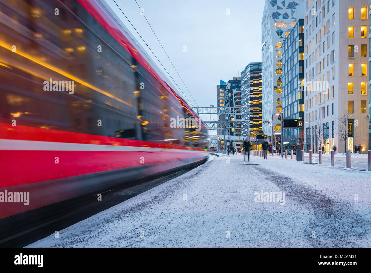 Zug passiert den Barcode Bezirk, einem neuen Geschäftsviertel im Zentrum von Oslo Norwegen Stockfoto