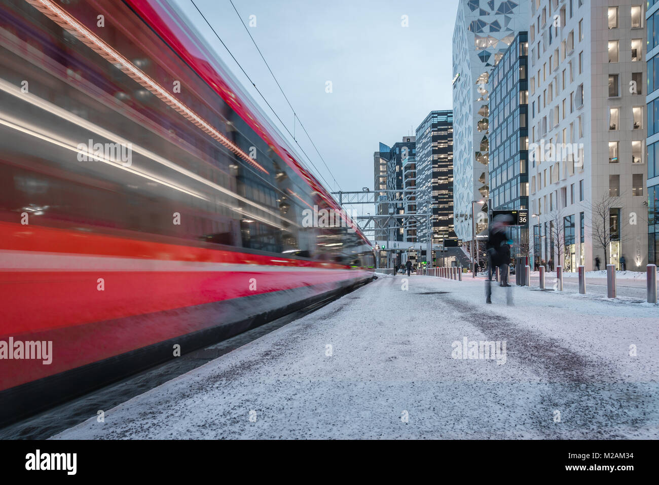 Zug passiert den Barcode Bezirk, einem neuen Geschäftsviertel im Zentrum von Oslo Norwegen Stockfoto