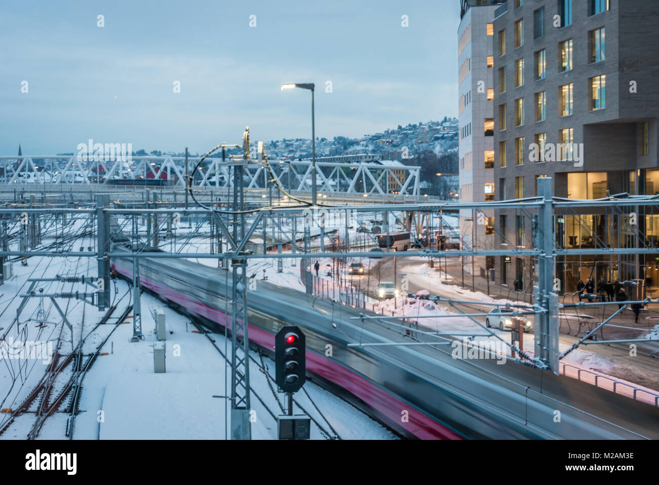 Zug passiert den Barcode Bezirk, einem neuen Geschäftsviertel im Zentrum von Oslo Norwegen Stockfoto