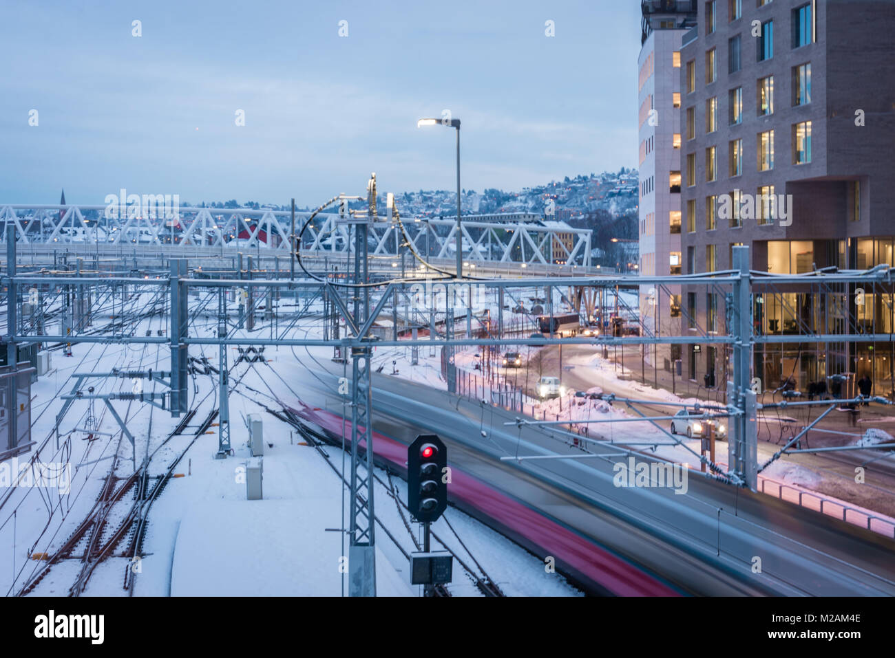 Zug passiert den Barcode Bezirk, einem neuen Geschäftsviertel im Zentrum von Oslo Norwegen Stockfoto