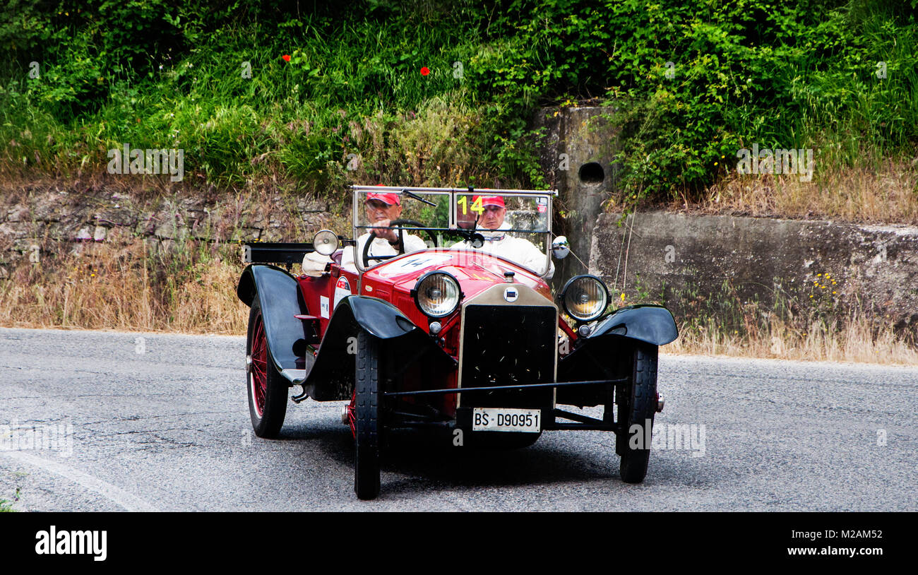 Pesaro, Italien - 15. Mai 2015: Vintage Lancia Lambda Spider V Serie 1925 in nidentified Crew auf einem alten Rennwagen Rallye Mille Miglia 2015 die berühmte Stockfoto