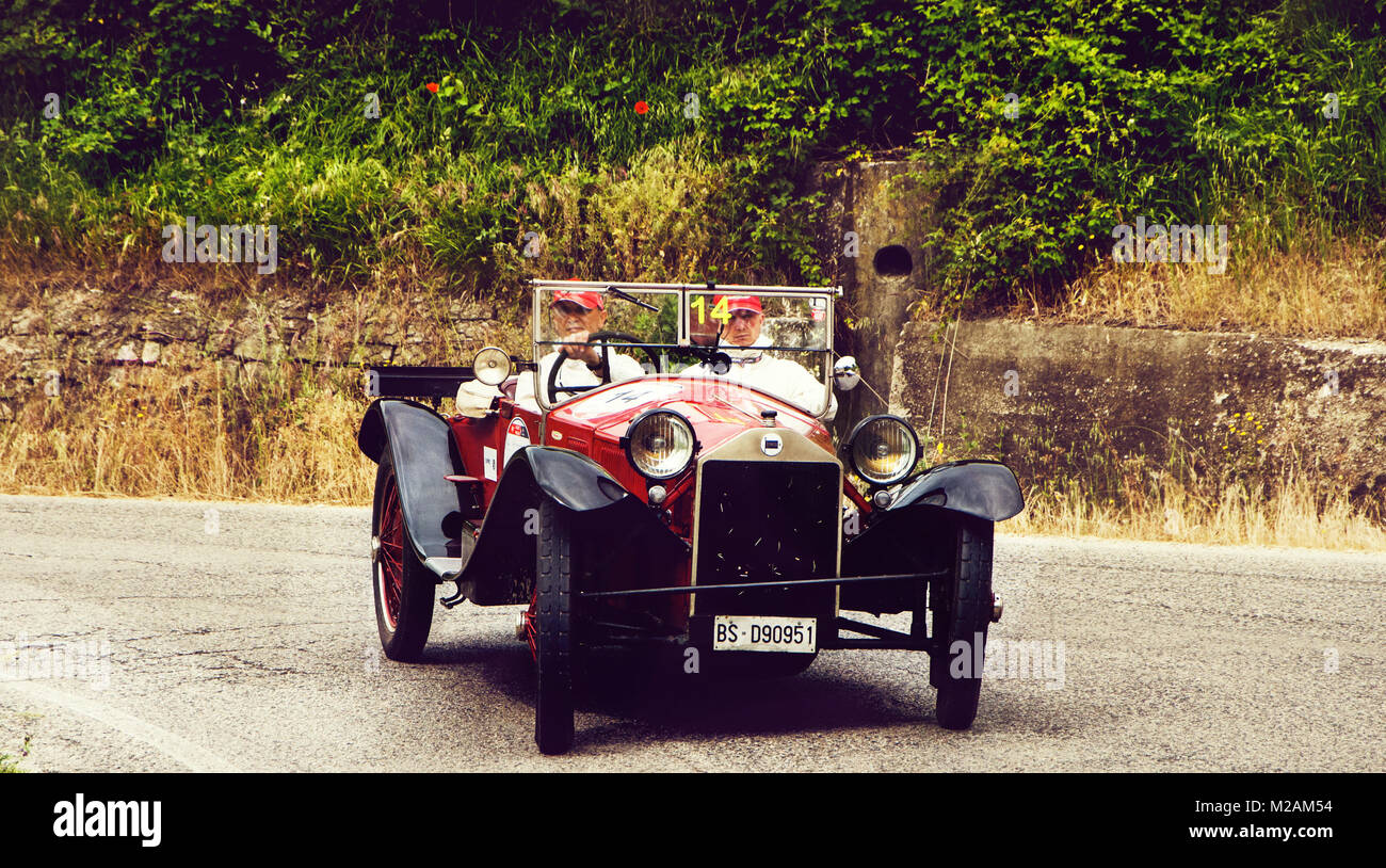 Pesaro, Italien - 15. Mai 2015: Vintage Lancia Lambda Spider V Serie 1925 in nidentified Crew auf einem alten Rennwagen Rallye Mille Miglia 2015 die berühmte Stockfoto