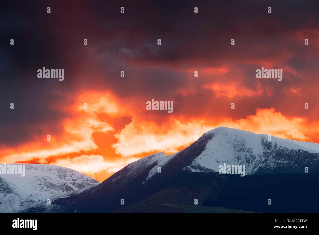 Leuchtend roten Sonnenuntergang über grisedale Hecht, Coledale Horseshoe und die nördlichen Lake District, von Belle Arti. Stockfoto