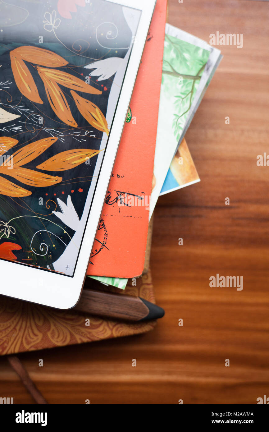 Nahaufnahme eines Stapels von Notebooks und einem digitalen Tablet Stockfoto