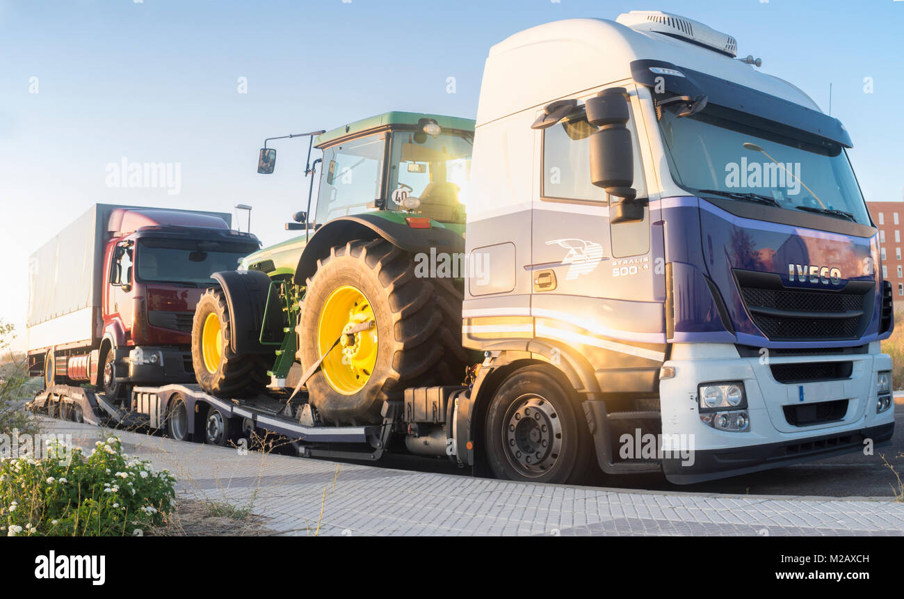 Badajoz, Spanien - 6. August 2017: Iveco Stralis E5 Lkw mit einer automatischen Transport Anhänger, Traktor und Sattelschlepper Stockfoto