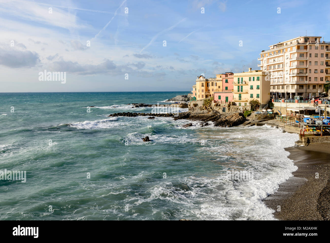 Traditionelle Häuser am Meer, Schuß an einem sonnigen Wintertag bei Quinto, Genua, Italien Stockfoto