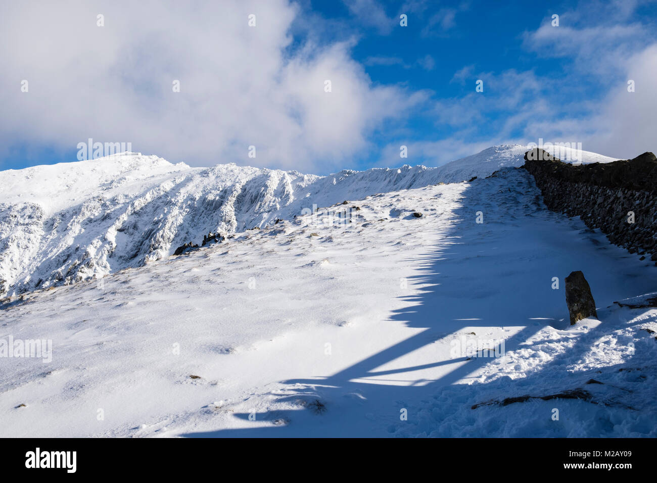 Blick auf die schneebedeckten Mount Snowdon und südgrat von rhyd Ddu Pfad im Winter in Snowdonia National Park (Eryri). Rhyd Ddu Gwynedd Wales UK Großbritannien Stockfoto