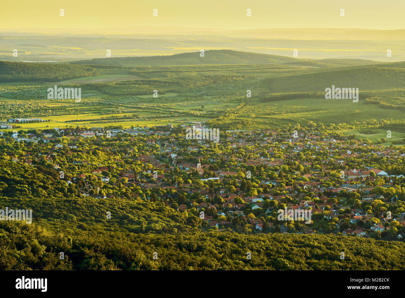 Dorf im grünen Tal umgeben von Hügeln, Budapest, Ungarn Stockfoto
