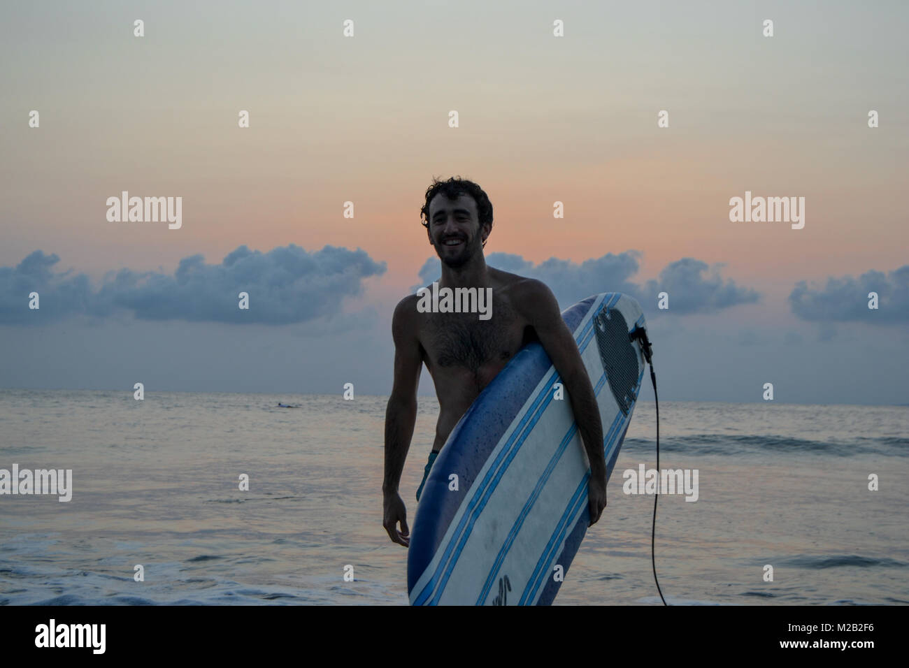 Surf Anfänger lernen zu surfen in jedem saladita, Mexiko Stockfoto