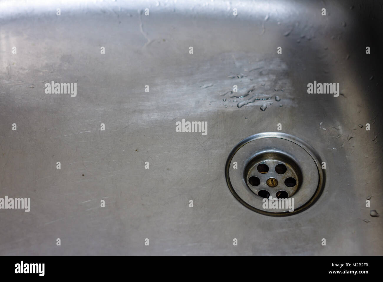 Standard häusliche Küche Spüle mit Abfluss, UK. 2018. Stockfoto