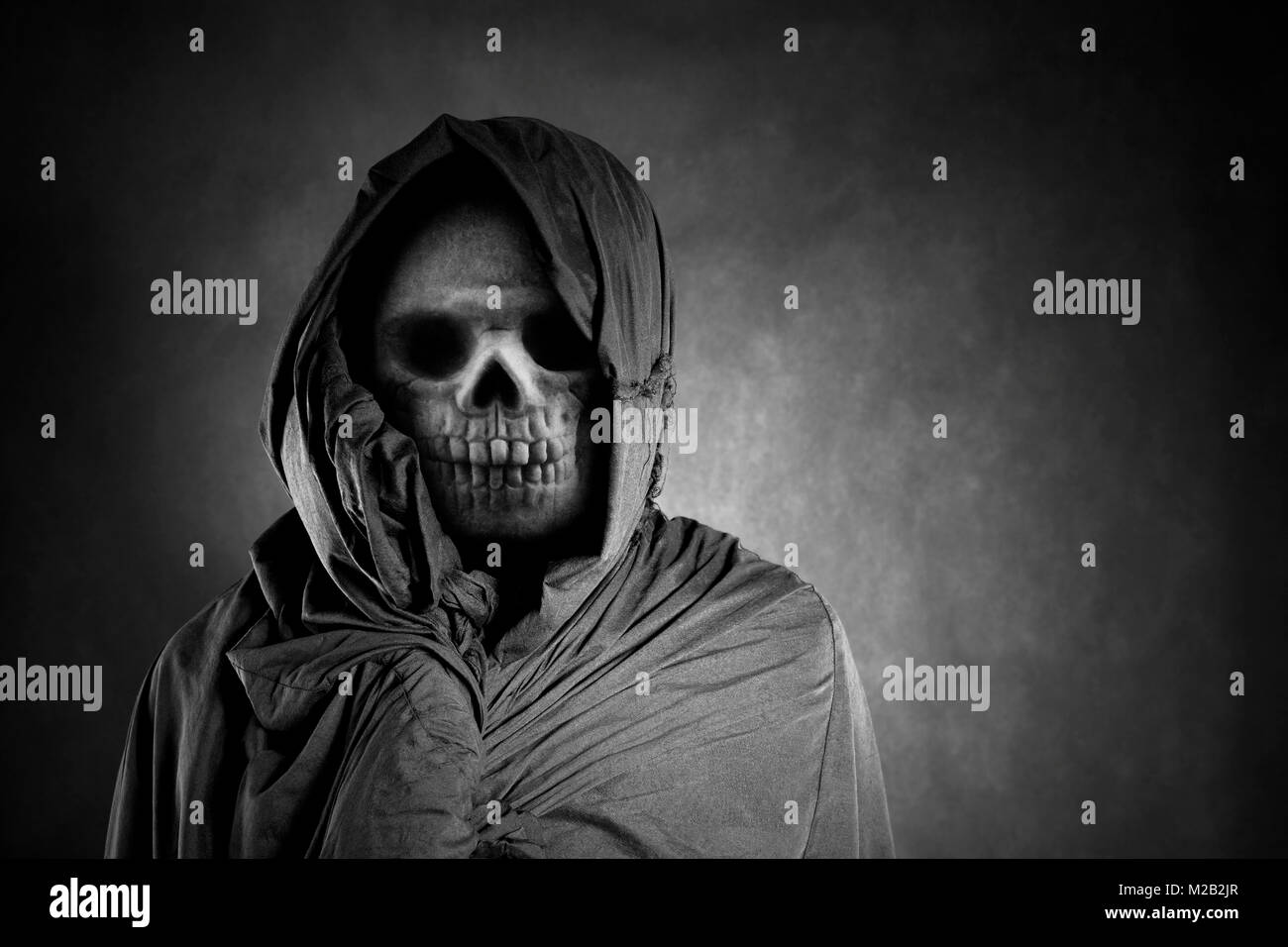 Sensenmann in der Dunkelheit Stockfoto