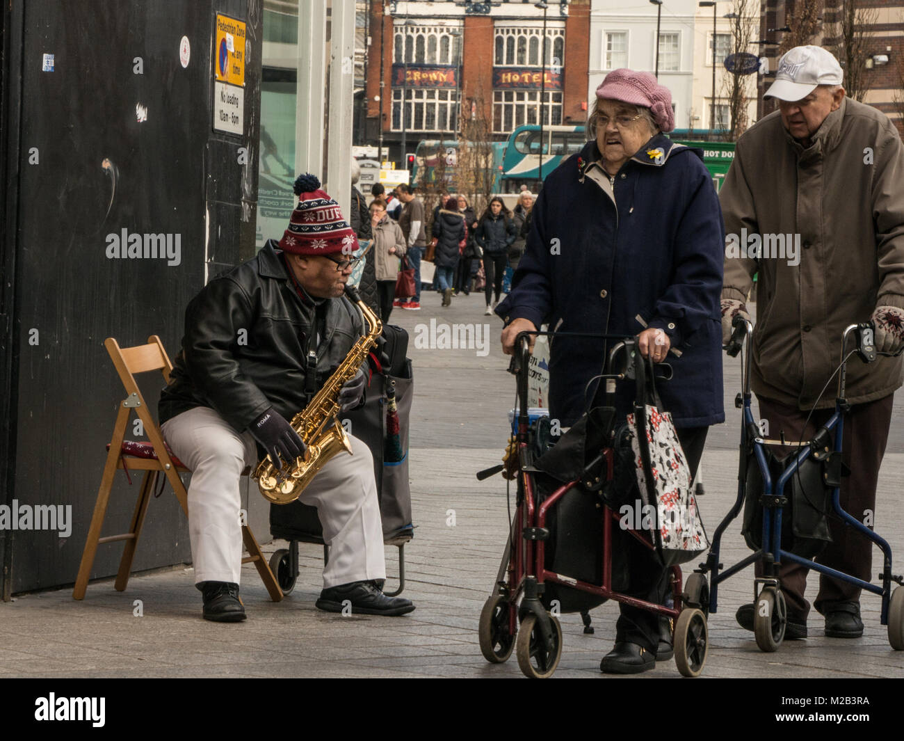 Musiker in der Straße spielen Saxophon Stockfoto