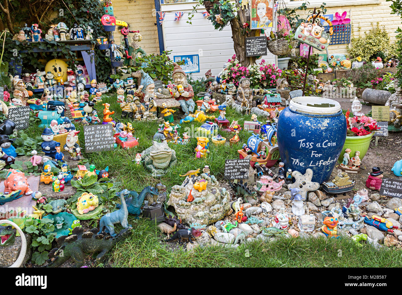 Gartenzwerge und Figuren in der Nähe von Alum Bay, Isle of Wight, Großbritannien Stockfoto Gartenzwerge und Figuren in der Nähe von Alum Bay, Isle of Wight, Großbritannien Stockfoto