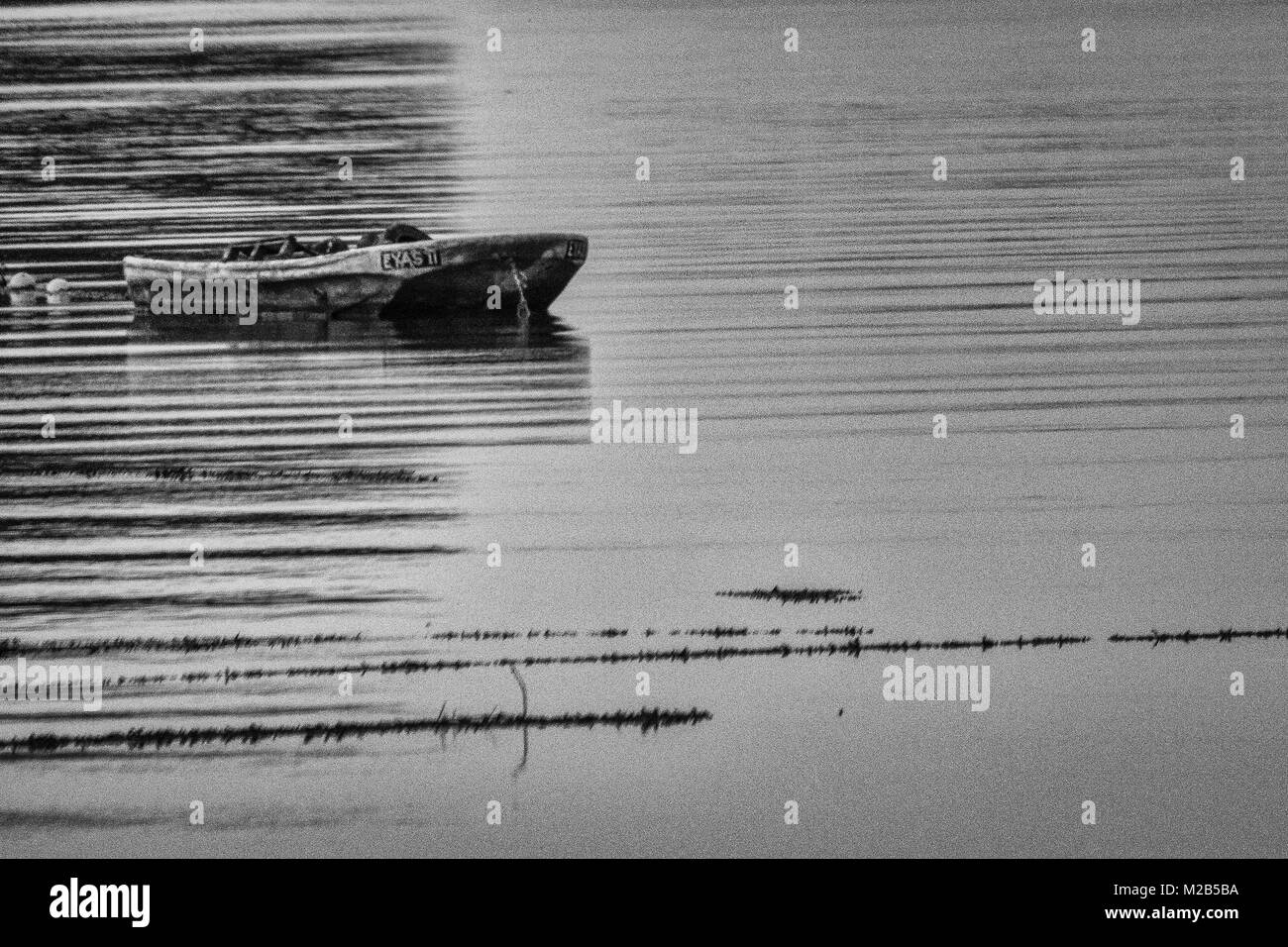 Einzelne Boot isoliert in Schwarz und Weiß Stockfoto