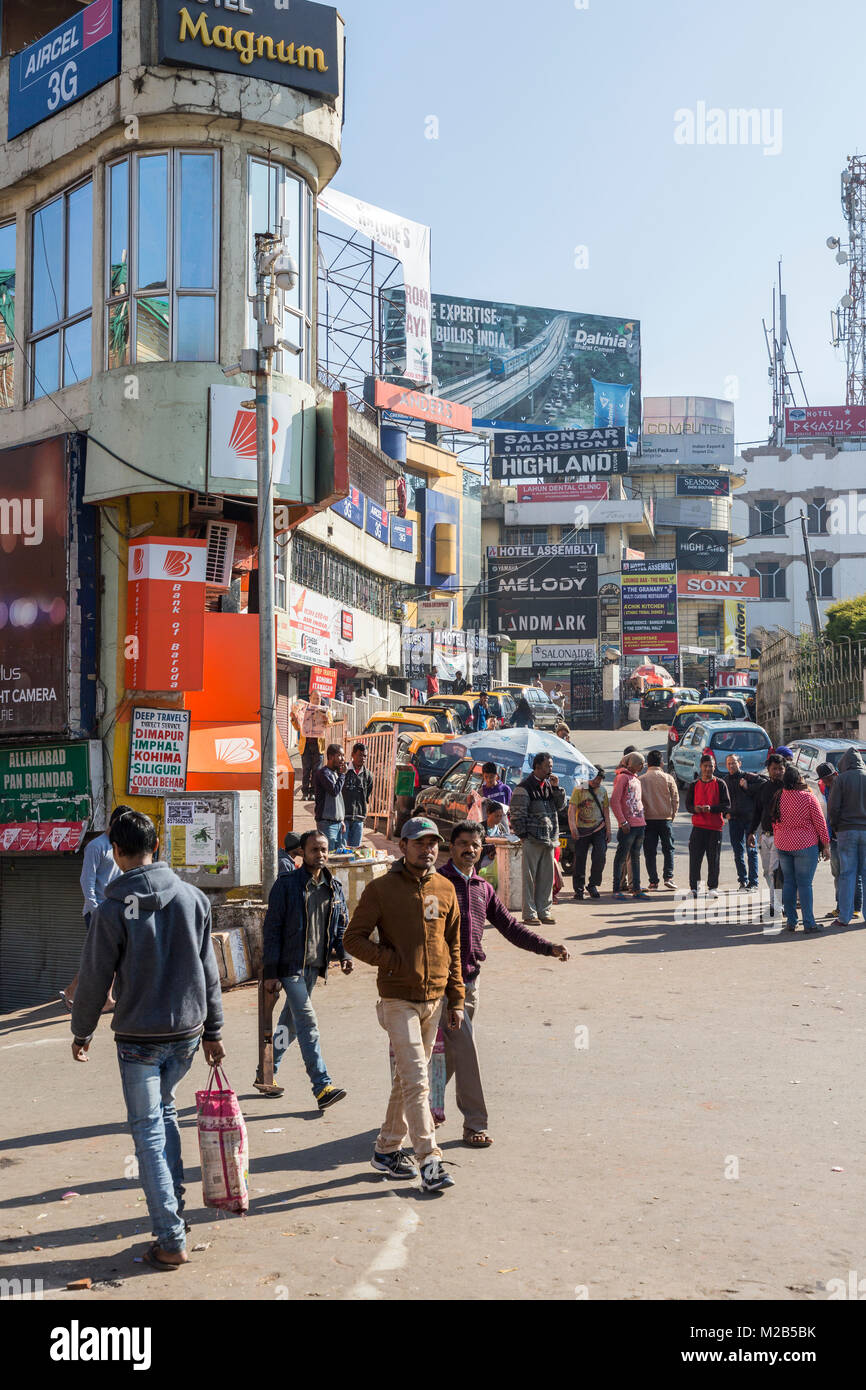 Geschäfte und die Leute in der Straße an der Polizei Basar, Shillong, Meghalaya, Indien Stockfoto