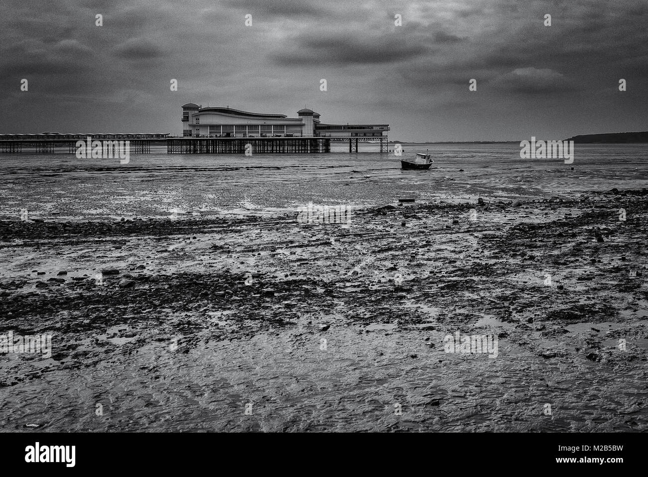 Weston Super Mare Seebrücke und Strand in Schwarz und Weiß an trüben Sommertag Stockfoto