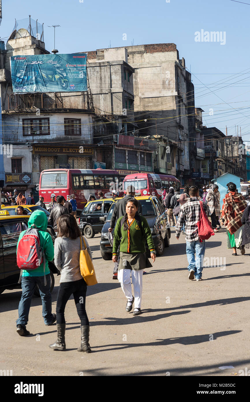 Straße mit Menschen und Läden mit Verkehr, Shillong, Meghalaya, Indien Stockfoto
