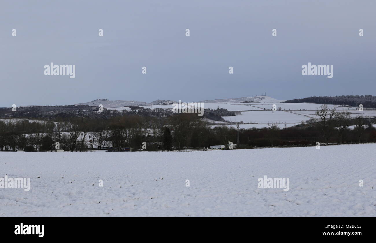 Schneebedeckte Felder mit fernen Sidlaws Hügel Schottland Januar 2018 Stockfoto