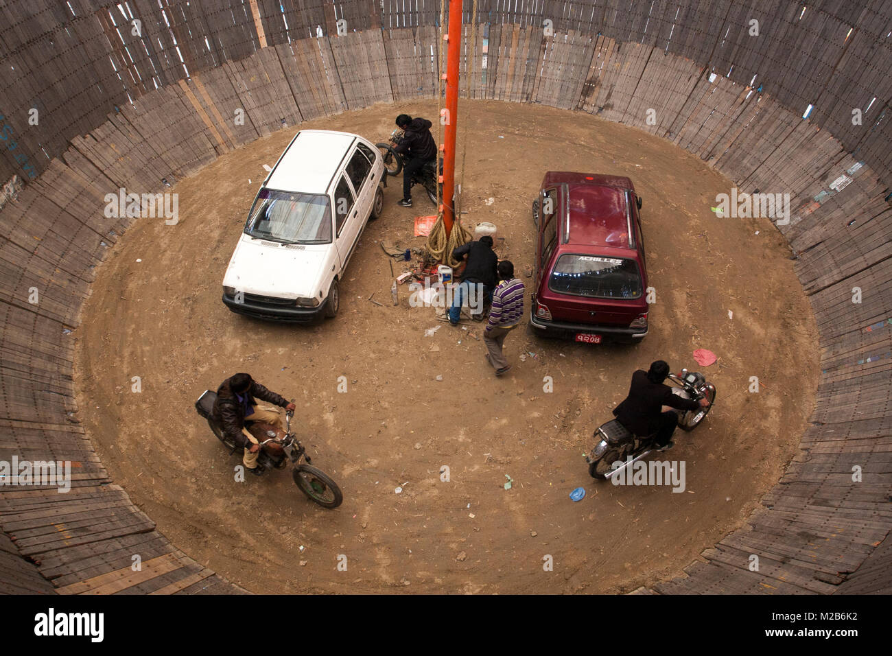 Stuntmen für die Leistung in einem Zirkus namens Tod von Schalen in Nepal bereit. Stockfoto