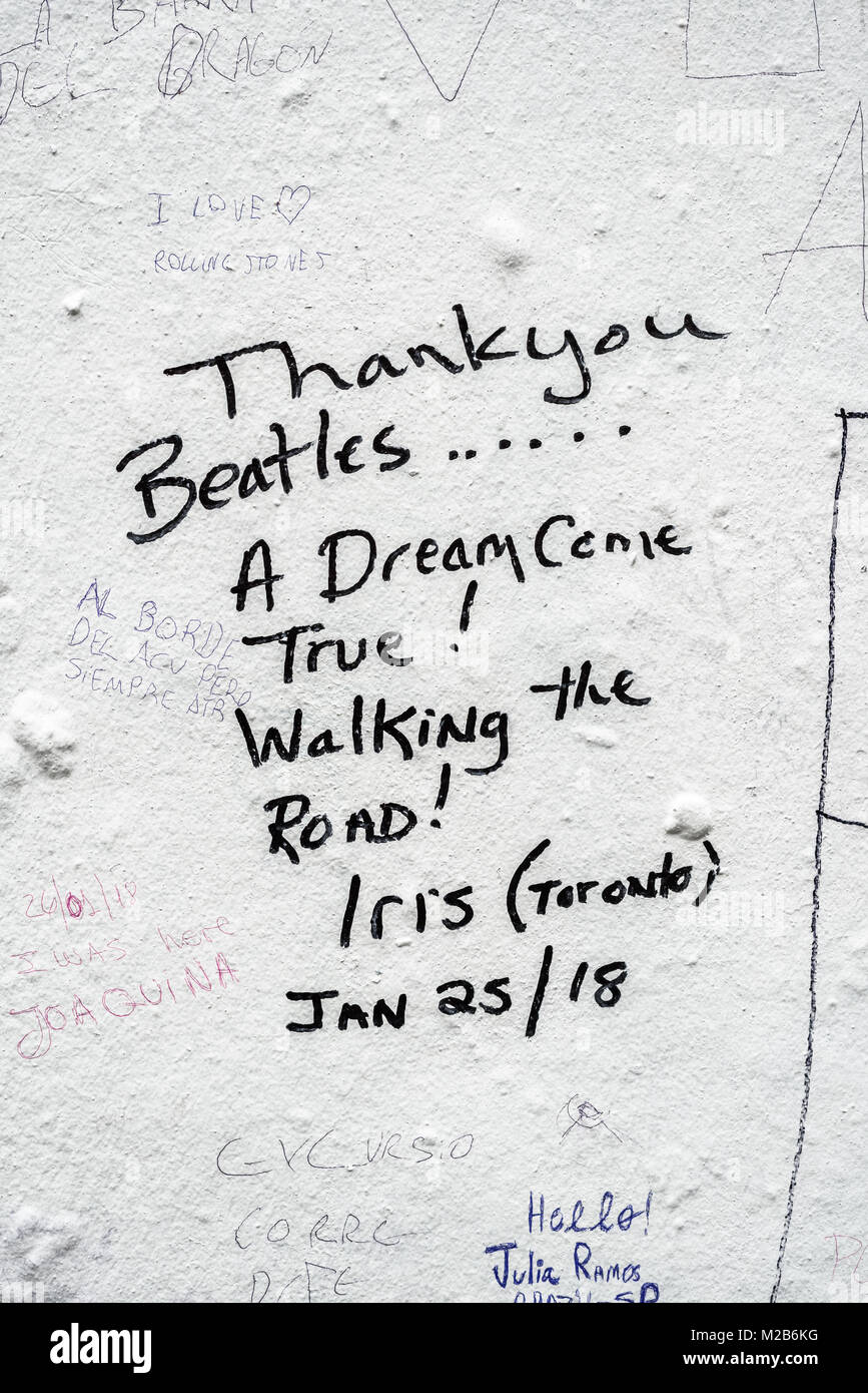 Nachrichten, die an die Beatles auf der Wand von Fans außerhalb der Abbey Road Studios, London, UK geschrieben. Stockfoto
