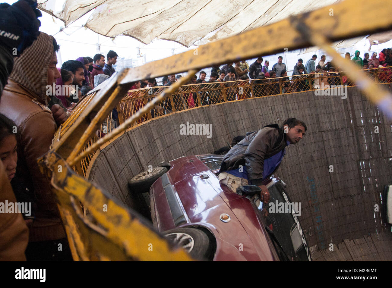 Ein Mann führt die Auto Stunt in einem Zirkus namens Tod von Schüssel in Nepal. Stockfoto