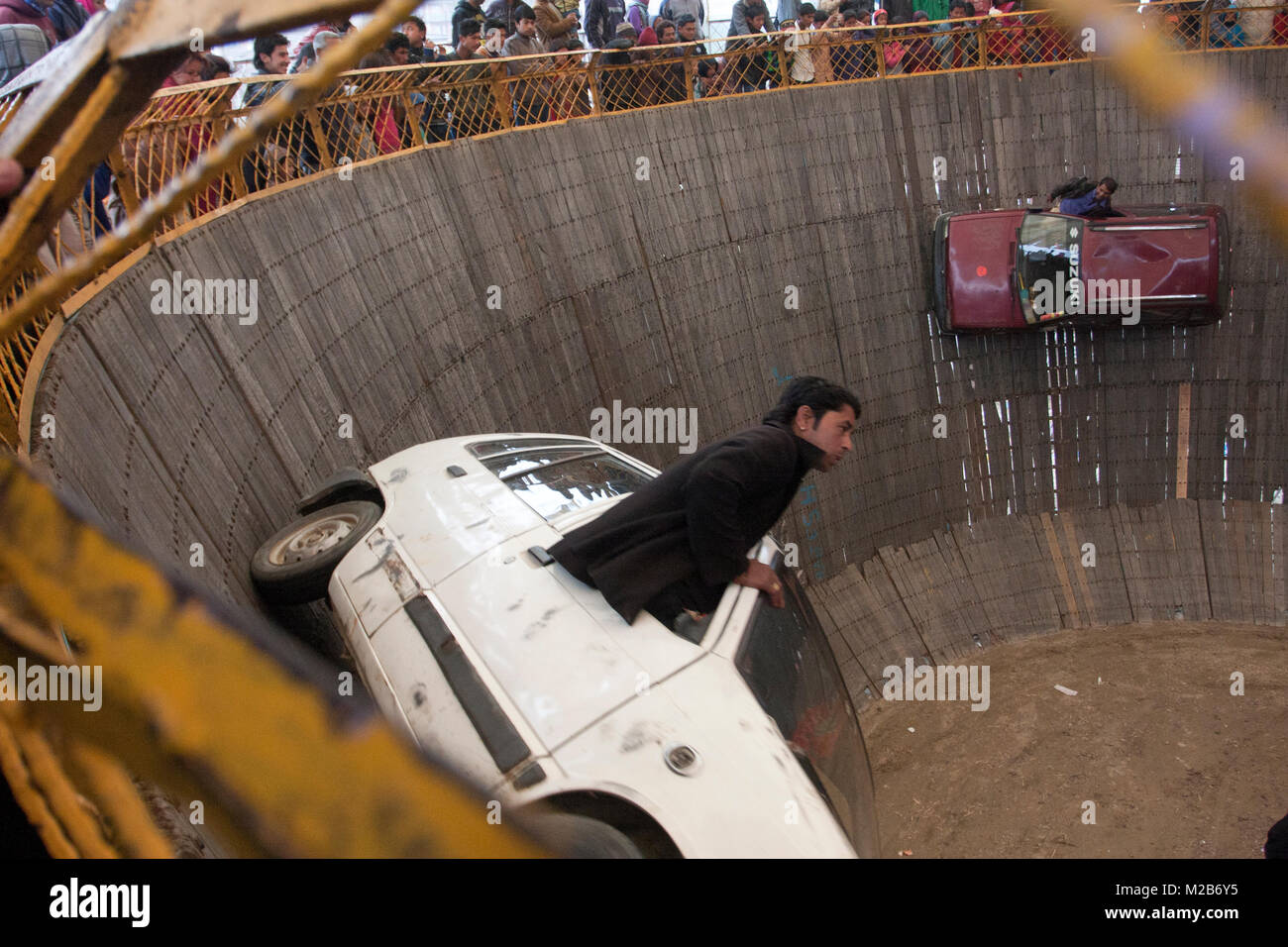 Männer führen Sie auto Stunt in einem Zirkus namens Tod von Schüssel in Nepal. Stockfoto