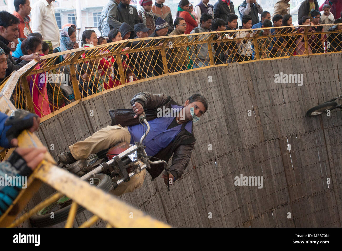Ein biker führt Stunt in einem Zirkus namens Tod von Schüsseln in Nepal. Stockfoto