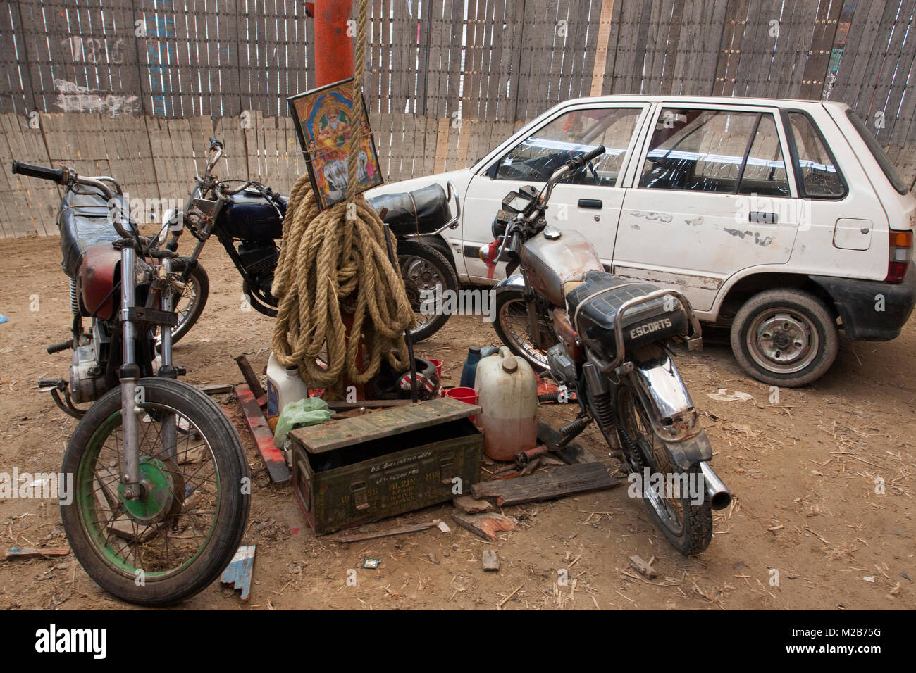 Fahrräder und ein Auto in einem Zirkus Arena heißt Tod von Schüssel in Nepal. Stockfoto