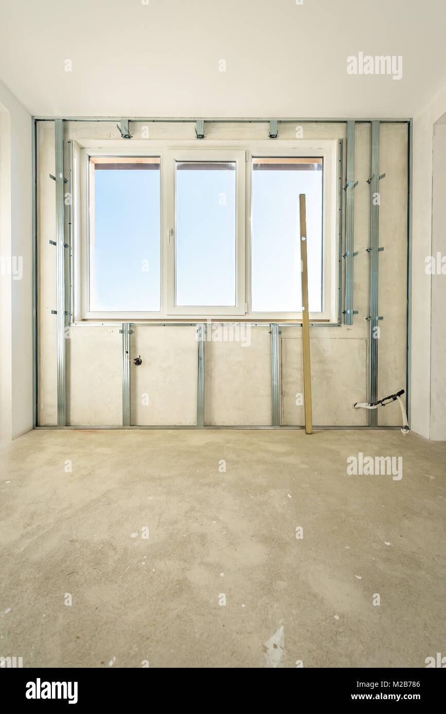 Arbeitnehmer sind Montage Gips an der Wand. Stockfoto