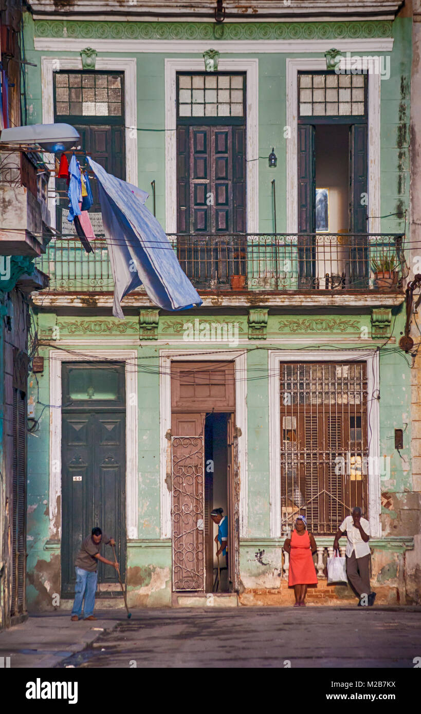 Das tägliche Leben in Kuba - einheimischen Reinigung umfassende Arbeiten an Gebäude in Havanna, Kuba, Karibik, Karibik, Zentral- und Lateinamerika Stockfoto