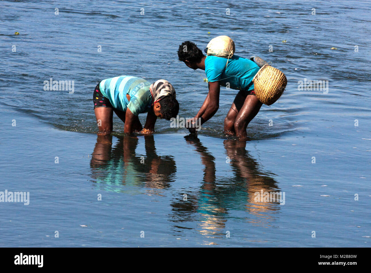 Männer Tharu Gemeinschaft Fisch in den Rapti River in Kathmandu, Chitwan, Nepal. Stockfoto