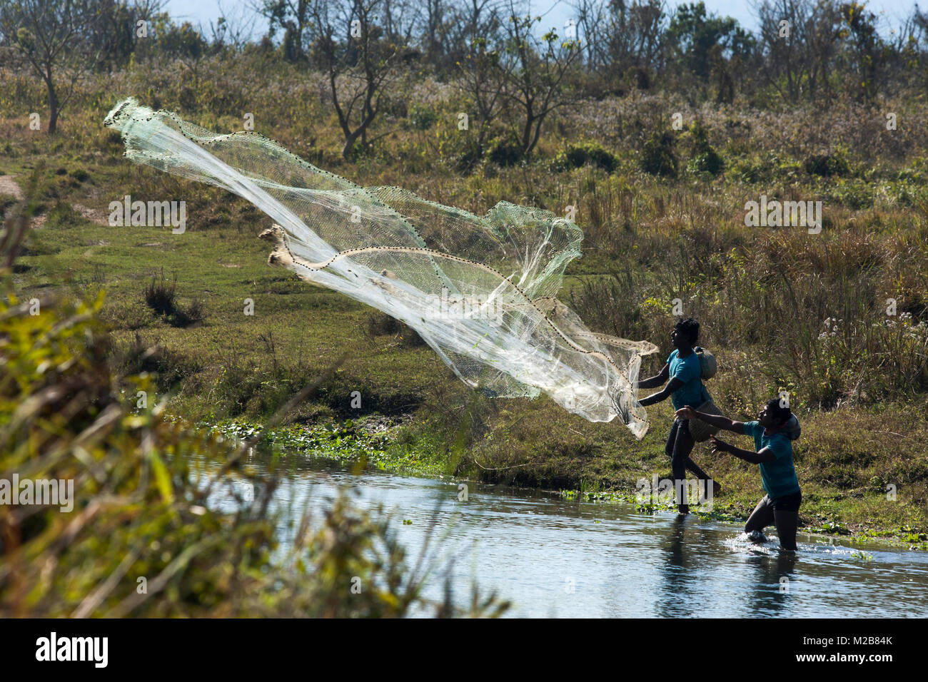 Männer Tharu Gemeinschaft Fisch in den Rapti River in Kathmandu, Chitwan, Nepal. Stockfoto