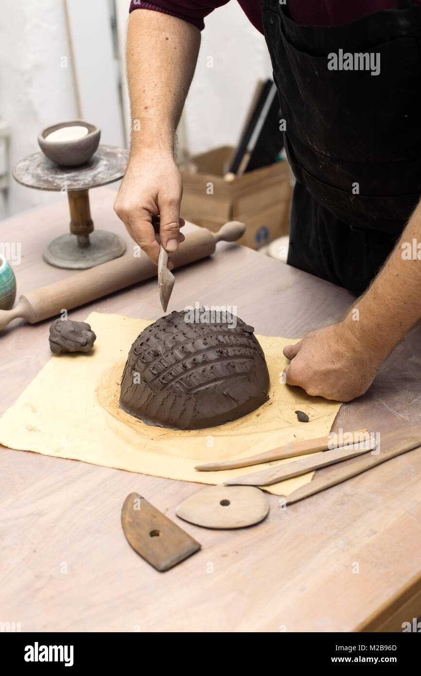 Cllose bis auf qualifizierte Meister Vorbereitung Ton Werkstücke für neue Kreationen Stockfoto