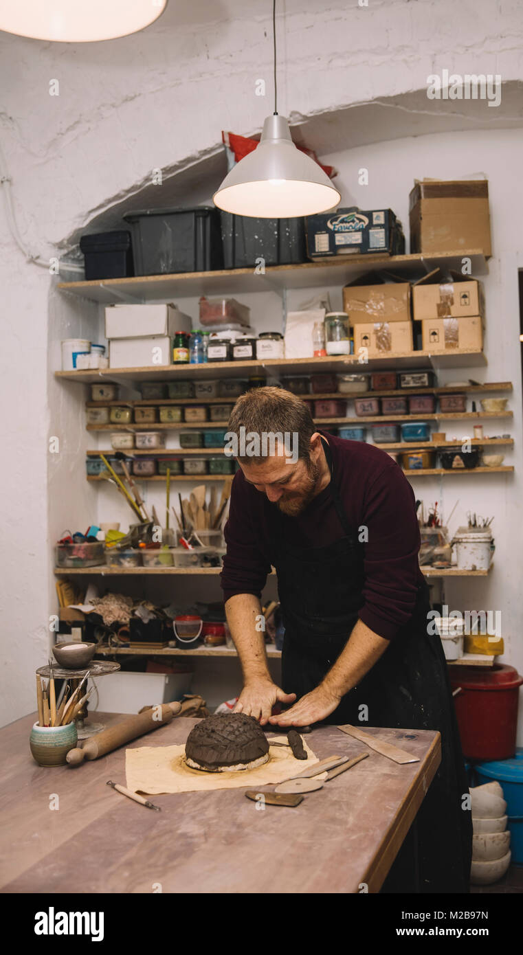 Cllose bis auf qualifizierte Meister Vorbereitung Ton Werkstücke für neue Kreationen Stockfoto