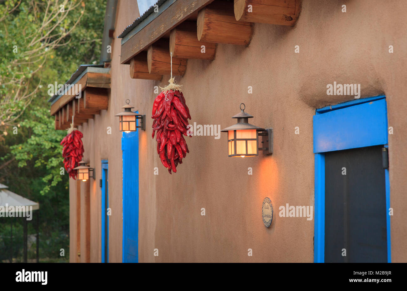 Getrocknete Chilischoten oder Ristras, Casa Escondida, Chimayo, New Mexico Stockfoto