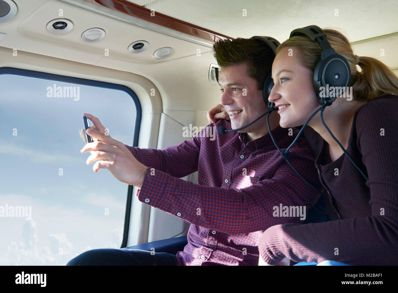 Paar auf Urlaub nimmt Fahrt in Hubschrauber Stockfoto Paar auf Urlaub nimmt Fahrt in Hubschrauber Stockfoto