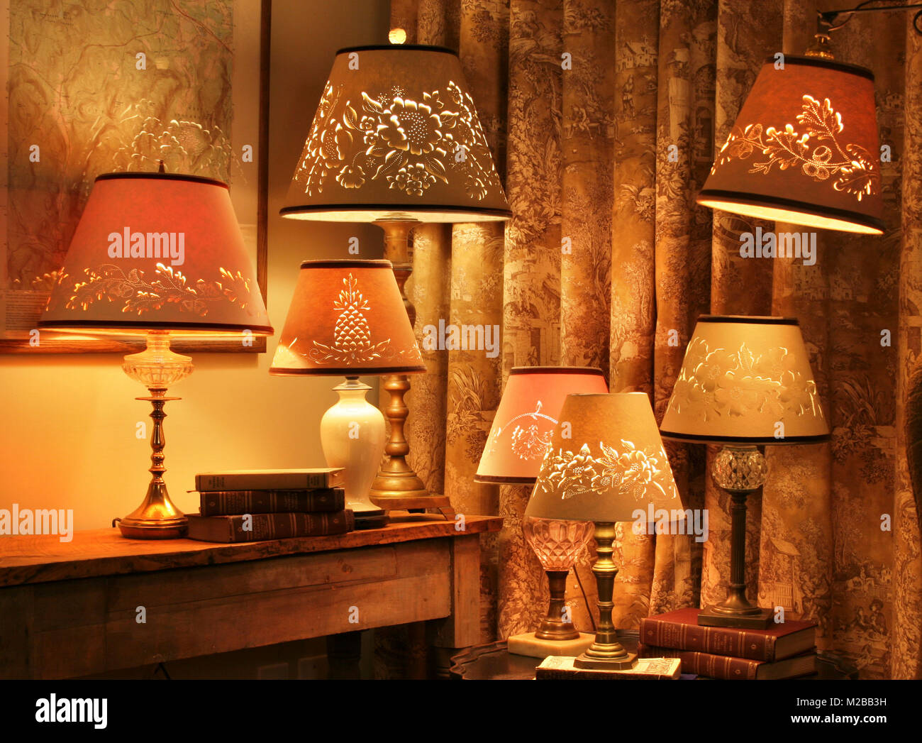 Sammlung von Schnitt und durchbohrte Lampenschirme Stockfoto