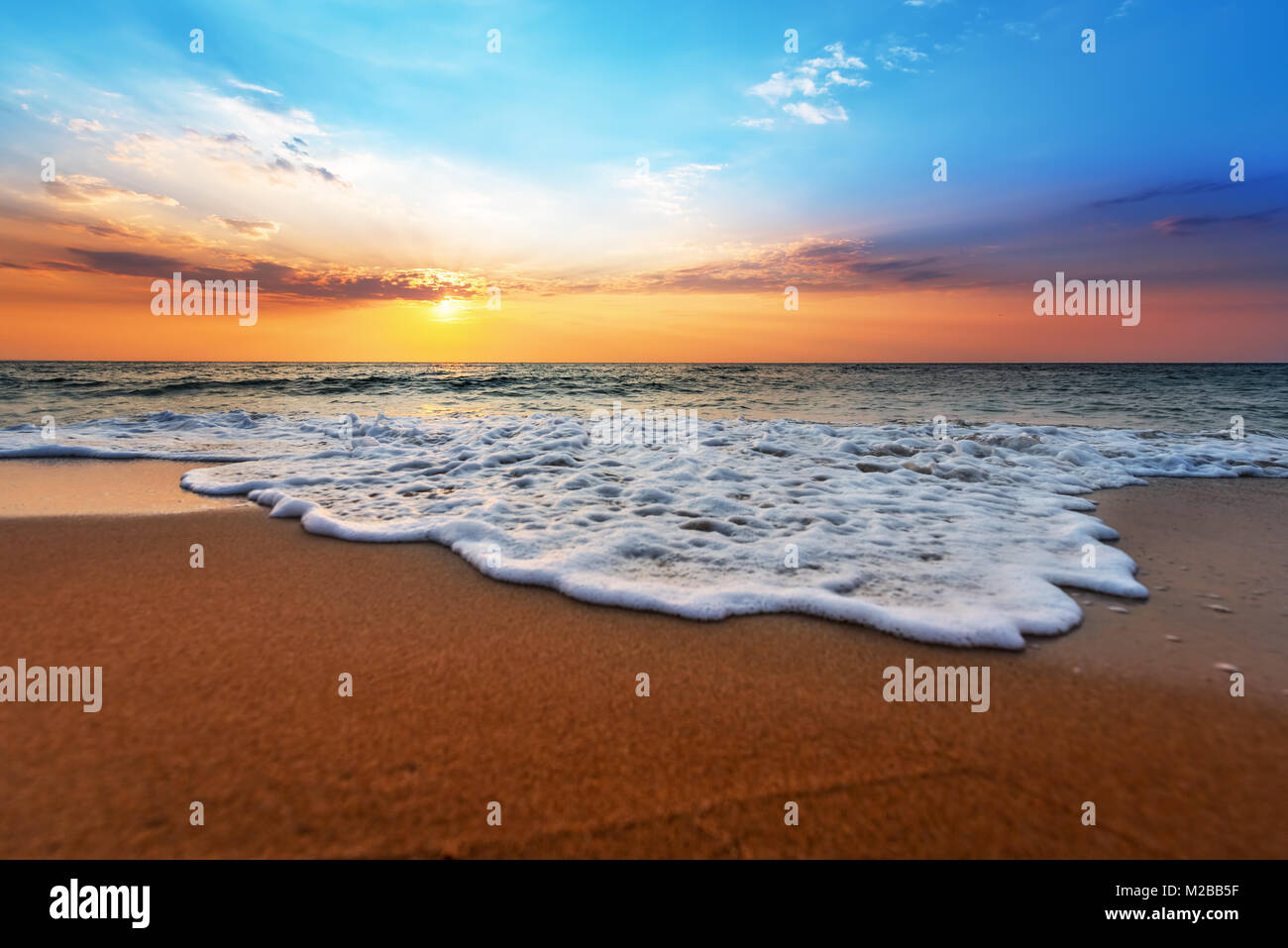 Morgens mit erstaunlichen Sonnenaufgang Himmel schießen. Stockfoto