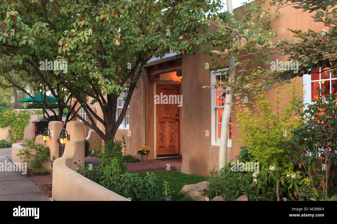 Fassade von El Farolito Inn, Santa Fe, New Mexico, USA Stockfoto