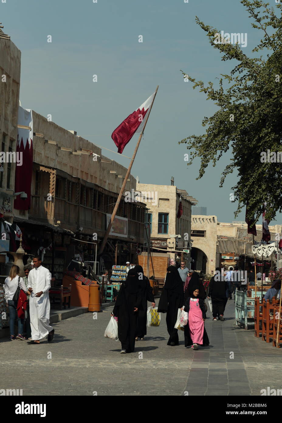 SOUQ Waqif, Doha, Katar - 9. JANUAR 2018: Käufer nutzen die Vorteile der schönen Winter in Doha traditionellen Souq Waqif. Stockfoto