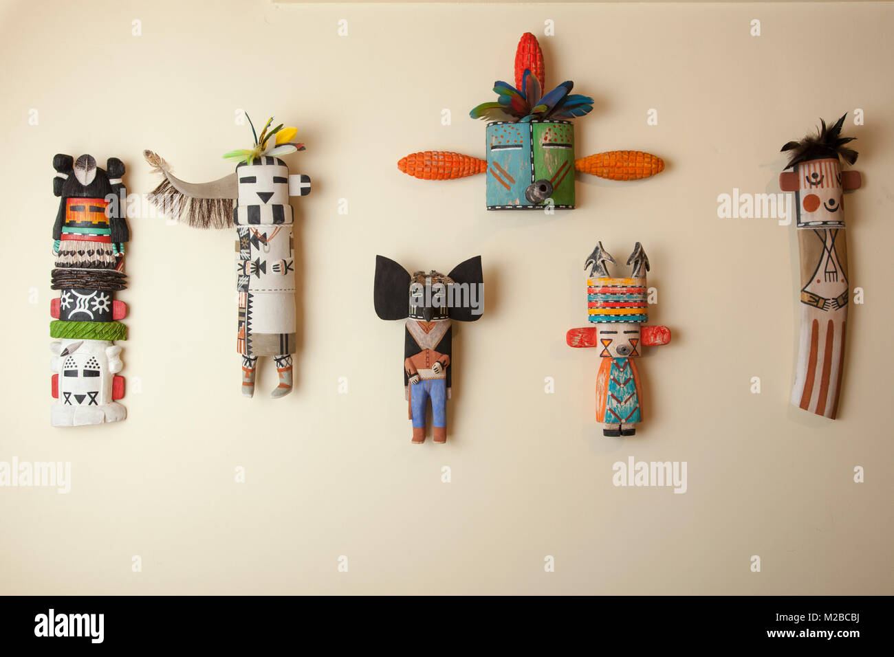 Kachinas an einer Wand (ein Geist in der westlichen und östlichen Pueblo religiöse Überzeugungen), El Farolito Inn, Santa Fe, New Mexico, USA Stockfoto