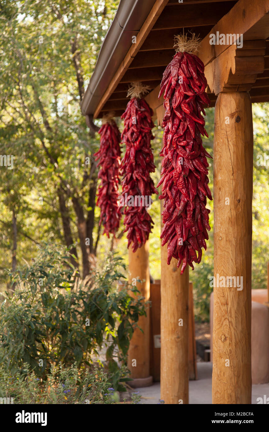 Getrocknete Chilischoten oder Ristras, Casa Escondida, Chimayo, New Mexico Stockfoto
