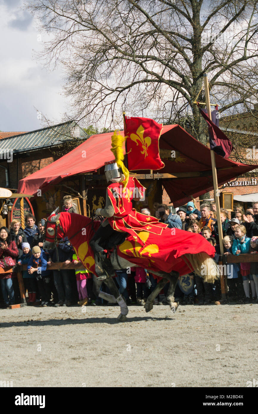 Schauspieler spielen ein Pferd Soldat in ein mittelalterliches Fest mit viel Publikum in Deutschland Stockfoto