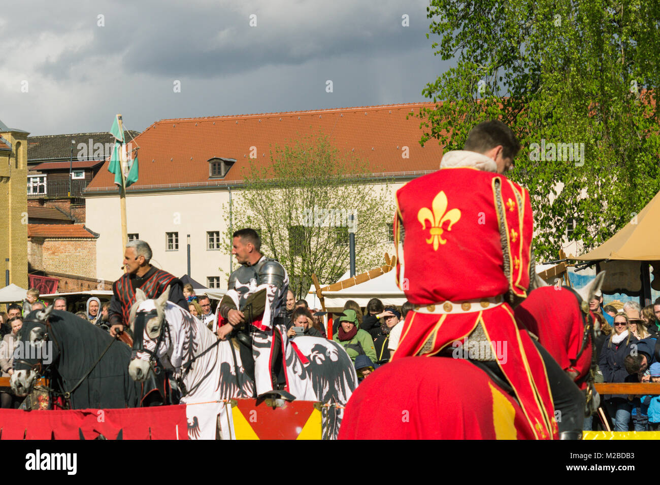 Schauspieler spielen Pferd Soldat in einem Wettbewerb während ein mittelalterliches Fest mit viel Publikum in Deutschland Stockfoto